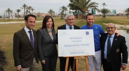 La alcaldesa, Mercedes Alonso y los promotores de la escuela de golf.