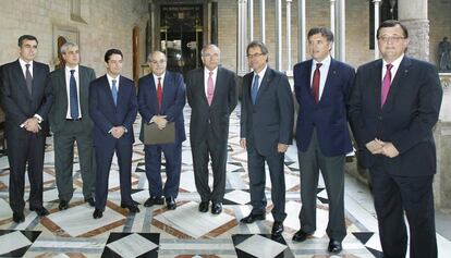 Des de l'esquerra, Xavier Adserà, Germà Gordó, Enrique Bañuelos, Andreu Mas-Colell, Isidre Fainé, Artur Mas, Lluís Recoder i Francesc Xavier Mena, el 2012, al Palau de la Generalitat.