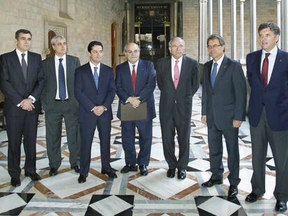 Desde la izquierda, Xavier Adserà, Germà Gordó, Enrique Bañuelos, Andreu Mas-Colell, Isidre Fainé, Artur Mas, Lluís Recoder y Francesc Xavier Mena, el 2012, al Palau de la Generalitat.