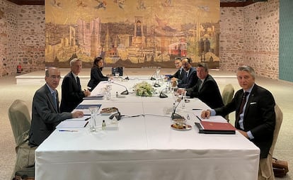 Representantes de Grecia y Turquía en una reunión para tratar las disputas marítimas entre ambos países, este lunes en Estambul.