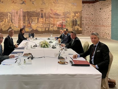 Representantes de Grecia y Turquía en una reunión para tratar las disputas marítimas entre ambos países, este lunes en Estambul.