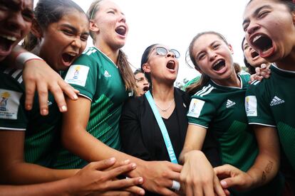 Mónica Vergara arenga a sus futbolistas durante el Mundial sub 17, en 2018.