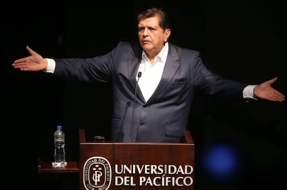 El expresidente peruano Alan García expone su plan de gobierno contra la corrupción como candidato presidencial en Lima, Perú, en enero.