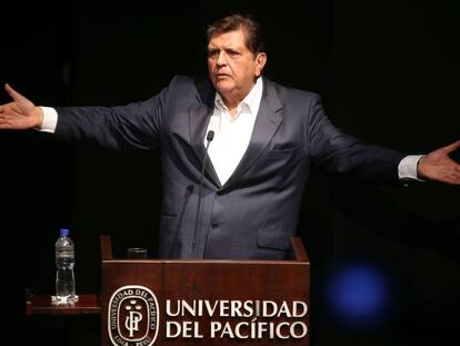 O ex-presidente do Peru Alan García expõe seu plano de governo contra a corrupção na campanha eleitoral de janeiro em Lima.