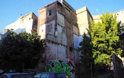 Un edificio degradado en el barrio de Xerea.