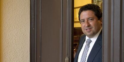 Javier Moliner, presidente de la Diputación de Castellón, en la puerta de su despacho.