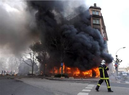 El hotel incendiado por los manifestantes