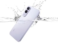 Teléfono VIVO V70 FE en agua