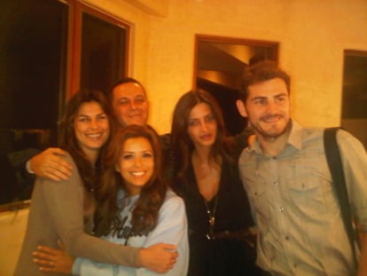 La celebración en casa de Eva Longoria. Entre los invitados: Alejandro Sanz, Raquel Perera, Iker Casillas y Sara Carbonero