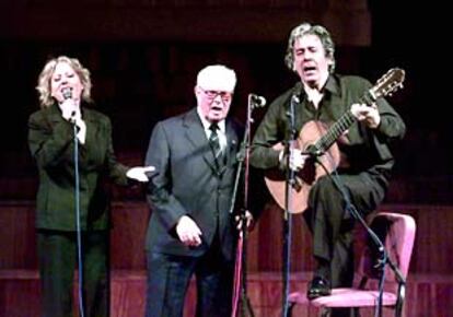 El presidente de la Amical de Mauthausen, Joan Escuer, entre Marina Rossell y Paco Ibáñez, ayer en el Palau de la Música.