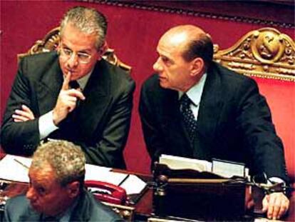 El primer ministro italiano, Silvio Berlusconi (a la derecha), conversa con el ministro de Interior, Claudio Scajola.