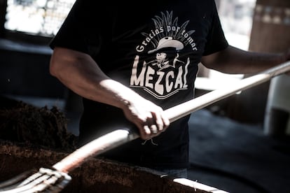 Trabajadores del palenque mezcal en Oaxaca, en agosto 2020.