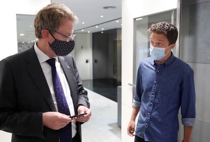 El portavoz del PDeCAT, Ferrán Bel, y el de Más País, Íñigo Errejón, en un pasillo del Congreso durante la pandemia.