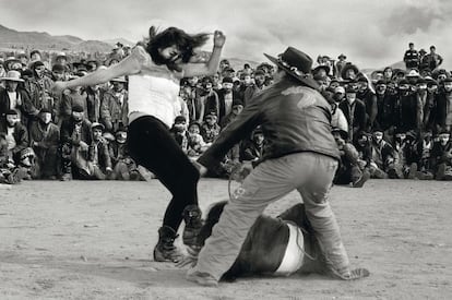 Las mujeres liberan viejas rencillas en el combate.