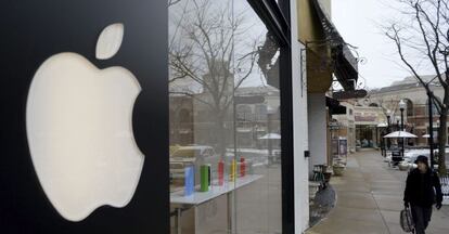 Una mujer pasa delante de una tienda del gigante tecnol&oacute;gico Apple en Arlington, Virginia, Estados Unidos.