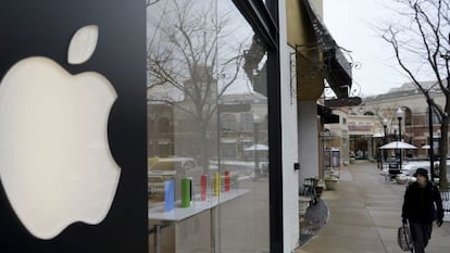 Una mujer pasa delante de una tienda del gigante tecnol&oacute;gico Apple en Arlington, Virginia, Estados Unidos.