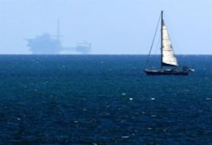  Imagen de la plataforma de inyecci&oacute;n del proyecto Castor, que ha supuesto la creaci&oacute;n de un almac&eacute;n de gas submarino, vista desde la playa del Ciment de Alcanar (Tarragona)