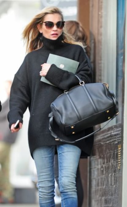 Kate Moss con un bolso 'Duffle' de Saint Laurent.