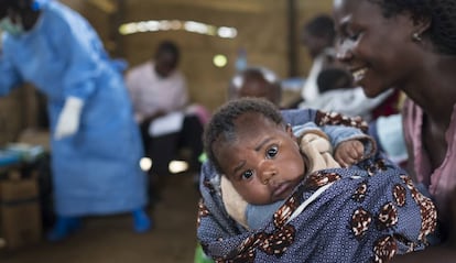Una madre y su hija esperan a ser vacunados en la región de Kivu del Norte. 