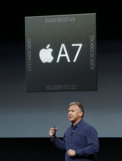 Phil Schiller, vicepresidente senior de marketing global de Apple, fue el encargado de prese ntar el nuevo procesador A7, disponible en el iPhone 5 S.