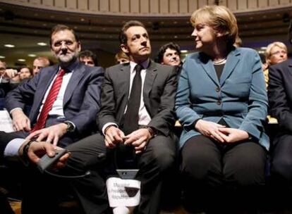 Mariano Rajoy, en compañía de el Presidente francés Nicolas Sarkozy y la Canciller alemana Angela Merkel