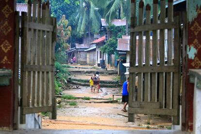 Con una población de casi 200 habitantes, la pequeña aldea de Hat Sa, en la Provincia de Phongsaly, Laos, ha adquirido una cierta importancia en su entorno gracias a la existencia de una escuela pública, un diminuto puesto médico, y un suntuoso templo budista, así como una casa de acogida para estudiantes de primaria.