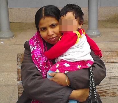 La Nelufa, la dona assassinada a Badalona, amb una de les seves filles en una foto cedida per la família.