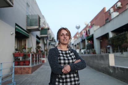 Almudena lleva 21 años viviendo en la calle Lumbrales de la villa de Vallecas. En agosto de 2014 le llegó el burofax de la EMV para cambiarle el contrato, que empeoraba las condiciones.