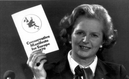 Margaret Thatcher soteniendo un 'Manifiesto Conservador para Europa' en 1979.