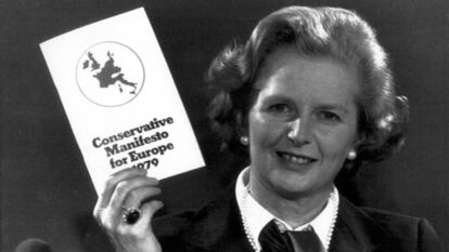 Margaret Thatcher soteniendo un 'Manifiesto Conservador para Europa' en 1979.