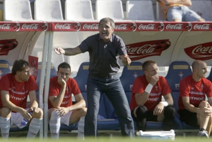 Paco Herrera da instrucciones a sus jugadores en el primer partido de Liga contra el Barcelona B, el pasado sábado