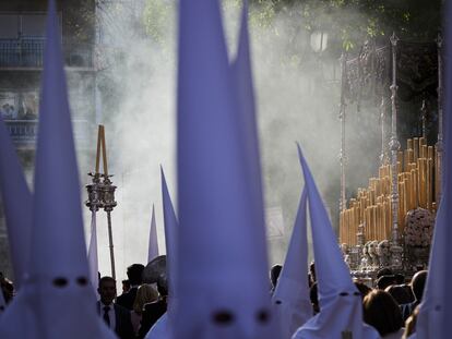 Llegada de la Virgen del Subterráneo, de la Hermandad de la Cena, este domingo a la plaza de la Campana de Sevilla.