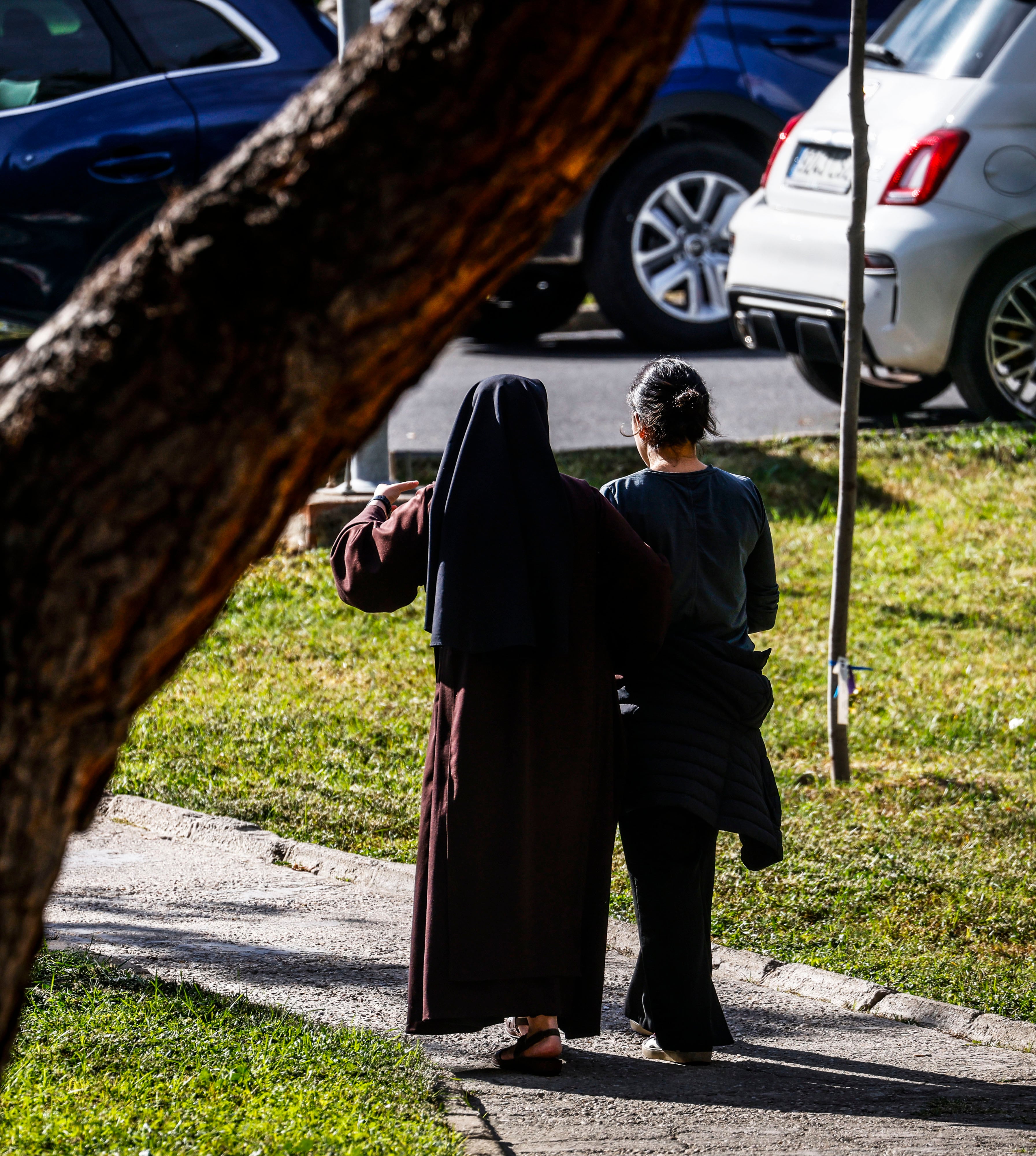 Una religiosa y una familiar de desaparecidos en el entorno de la casa de ejercicios El Buen Pastor, en Toledo.
