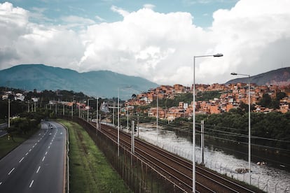 El río Medellín, que cruza esta montañosa ciudad de Colombia.