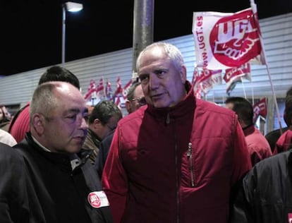 Manuel Pastrana y Francisco Carbonero (en el centro), en la empresa de autobuses de Sevilla.