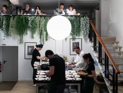 El cocinero Javi Estévez y su equipo terminando un plato en la cocina de Cocíname, el restaurante privado de la editorial Montagud.