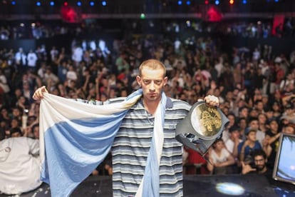 El m&uacute;sico argentino Dtoke, tras ganar la final de Red Bull Batalla de Gallos. 