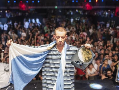 El m&uacute;sico argentino Dtoke, tras ganar la final de Red Bull Batalla de Gallos. 