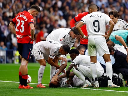 Militão se lleva las manos a la cara tras caer lesionado contra Osasuna.