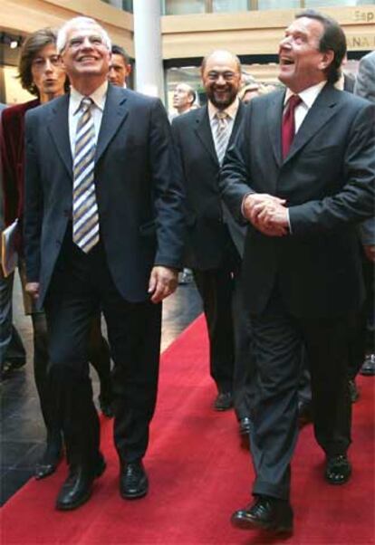Schröder (derecha) pasea junto a Borrell ayer en Estrasburgo.