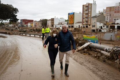 La delegada del Gobierno en Valencia, Pilar Bernabé, junto al alcalde de Picanya, Josep Almenar, este jueves en la localidad valenciana.