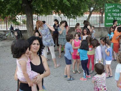 Familias del colegio Montelindo a la puerta del centro en Bustarviejo.