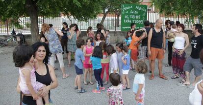 Familias del colegio Montelindo a la puerta del centro en Bustarviejo.