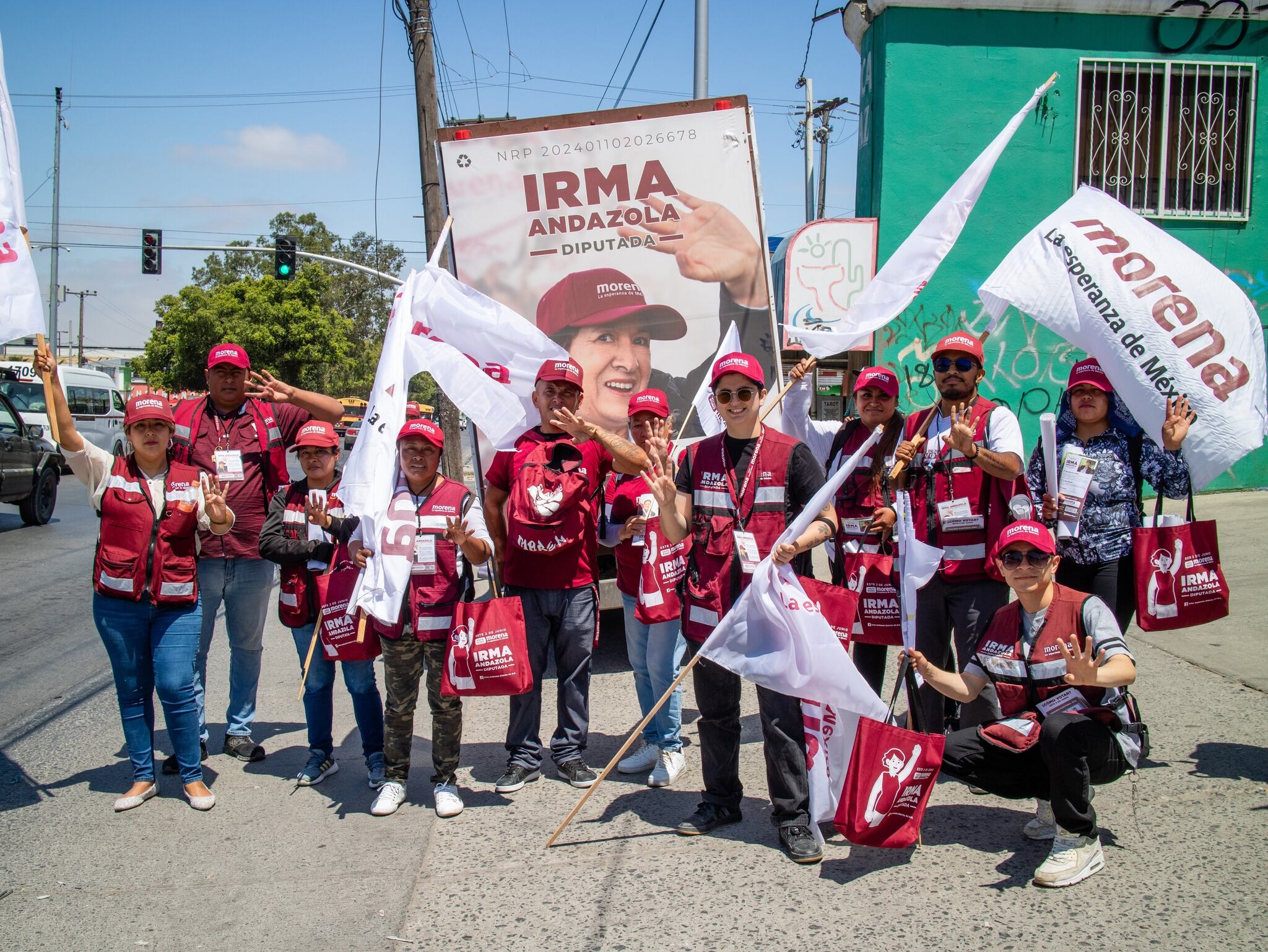 Integrantes del equipo de campaña de Irma Andazola recorren las calles del distrito 04, el 27 de mayo.