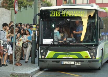 Uno de los servicios mínimos de Bizkaibus en la primera jornada de paros.