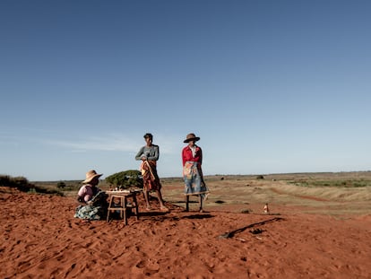 Un grupo de mujeres custodia un pequeño puesto de alimentos en el margen de una carretera sin asfaltar en el distrito de Androy, en el sur de Madagascar, en mayo de 2023.