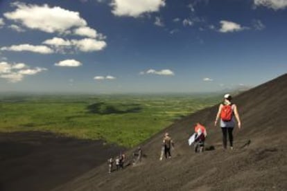 Un grupo de turistas descendiendo del volcán Cerro Negro, al noroeste de Nicaragua.