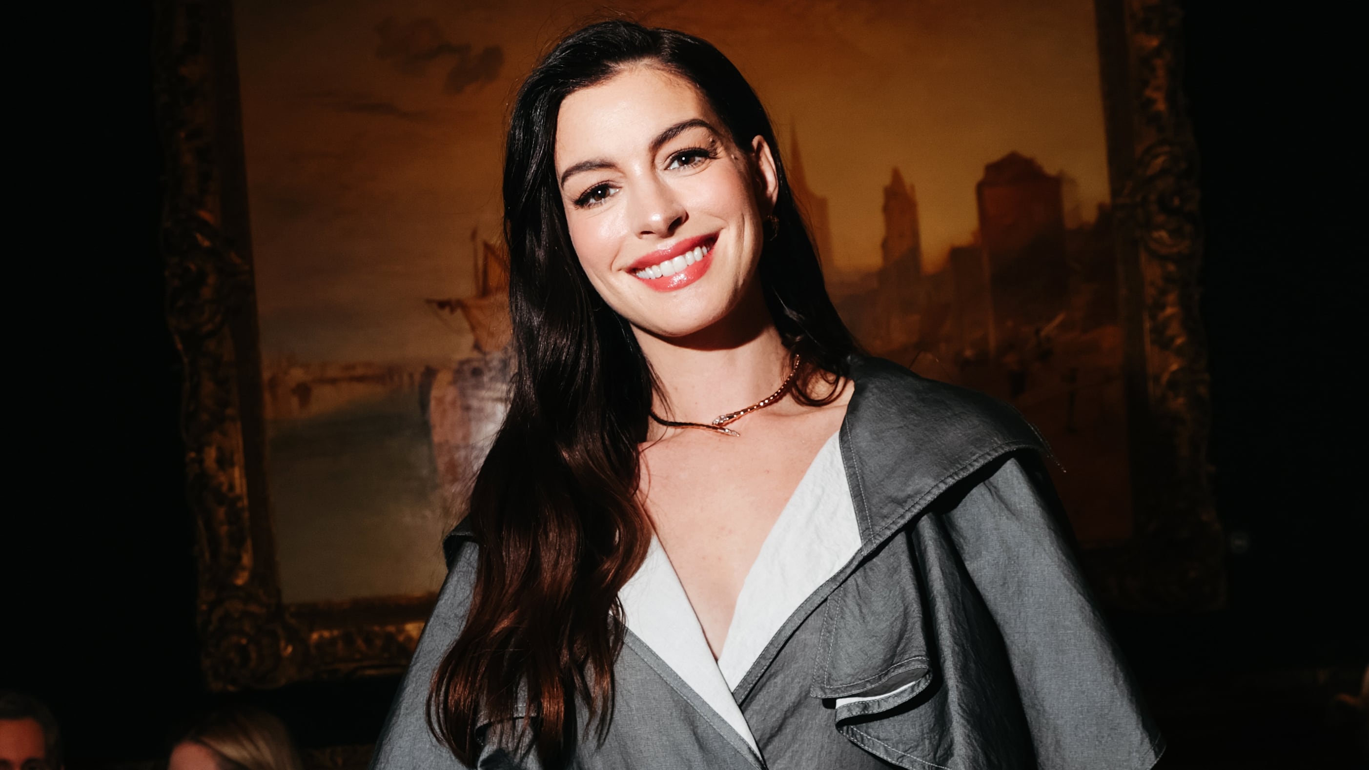 Anne Hathaway espera a su tercer hijo y reabre su historia de maternidad y resiliencia