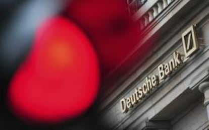Imagen del logotipo del banco alemán Deutsche Bank en una sucursal de Fráncfort (Alemania). La entidad alemana es una de los seis grandes bancos internacionales a los que la Comisión Europea (CE) ha multado por manipular los tipos de interés interbancarios Libor y Euribor.