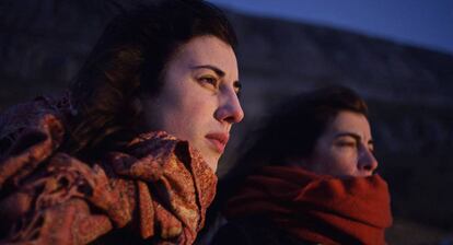 Elena Martín (izq) y Mónica García en la película 'Con el viento'.